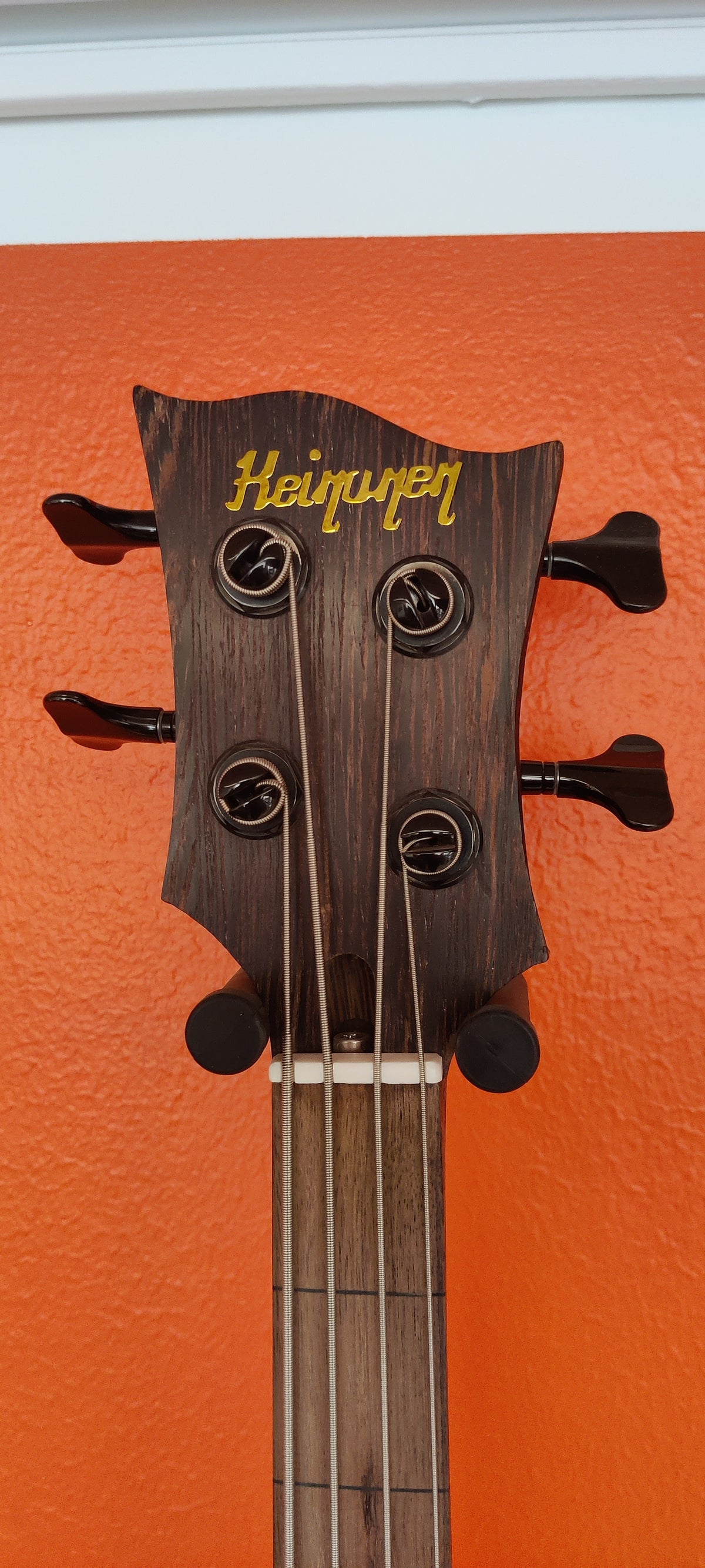 Harri Keinonen nauhaton basso "Guild B-301 style" - Aron Soitin