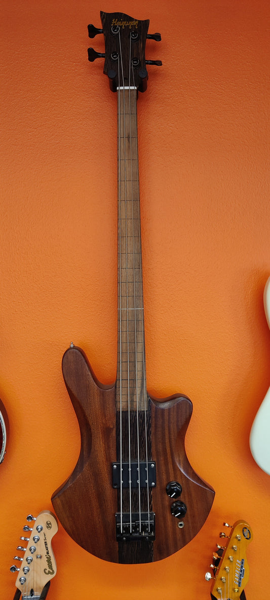 Harri Keinonen nauhaton basso "Guild B-301 style" - Aron Soitin