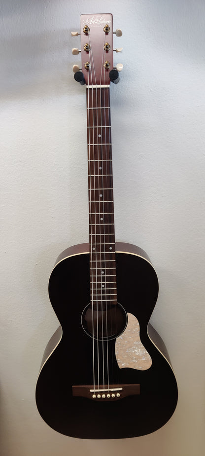 Art & Lutherie parlor acoustic guitar w/ bag (used)