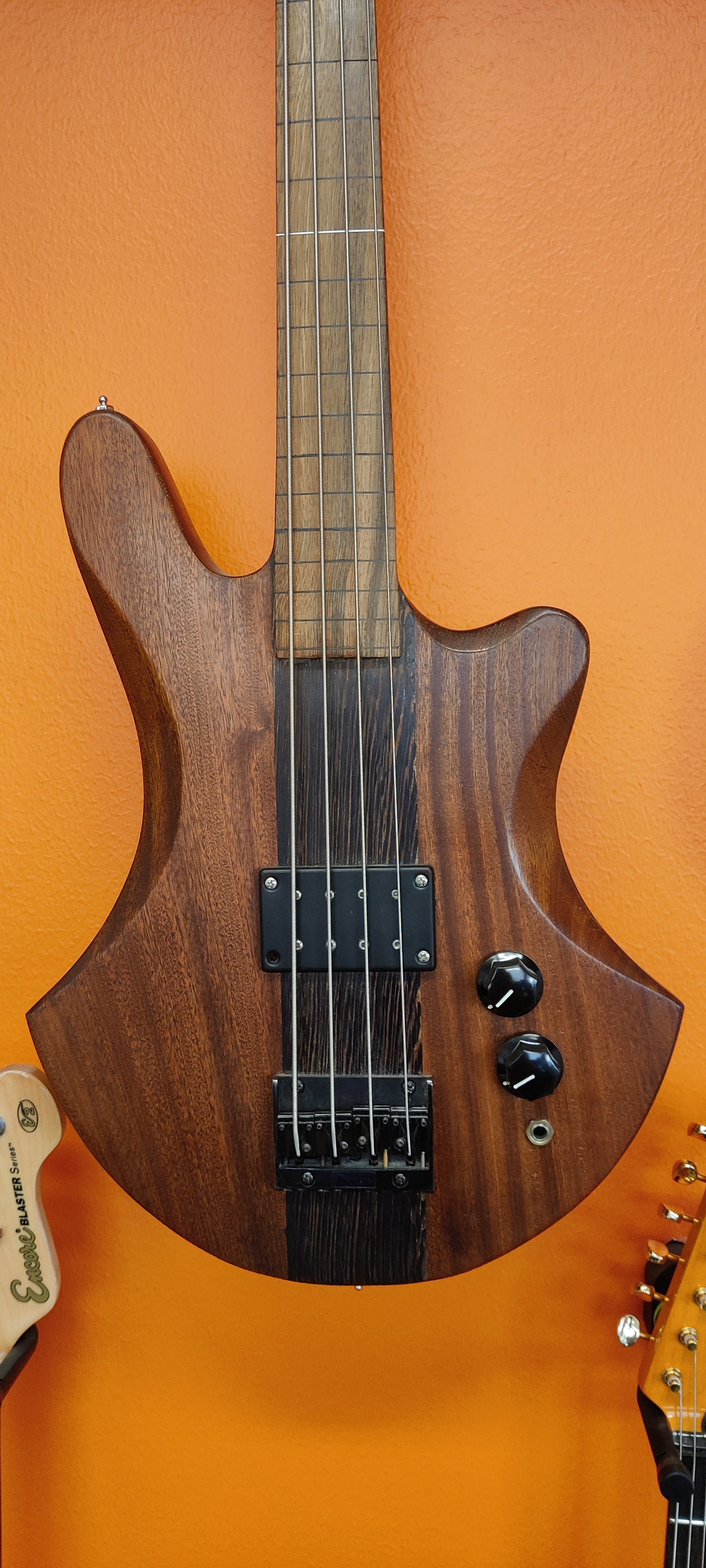 Harri Keinonen nauhaton basso "Guild B-301 style" - Aron Soitin